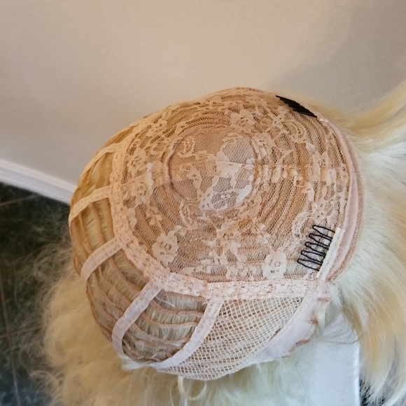 Beautiful 24" Blonde heat-resistant Synthetic Wig - Picture 6 of 8